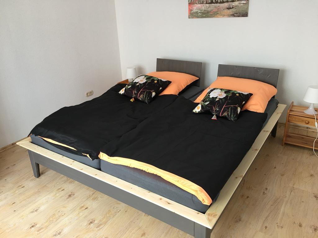 Ferienwohnung In Domnaehe Ерфурт Екстериор снимка